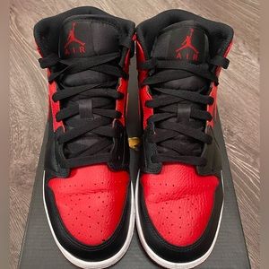 Banned Jordan 1 Mid (gs)

Worn once and comes with original box

US Size 6.5y